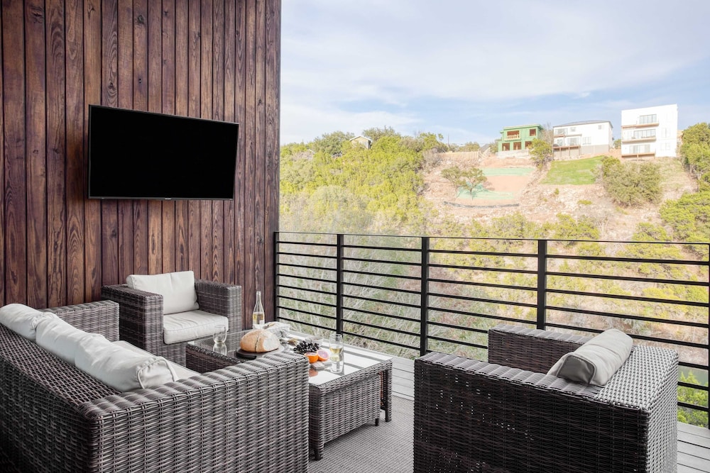 Barton by Avantstay Lake Views w Hot Tub Pool & Ping Pong - photo 12