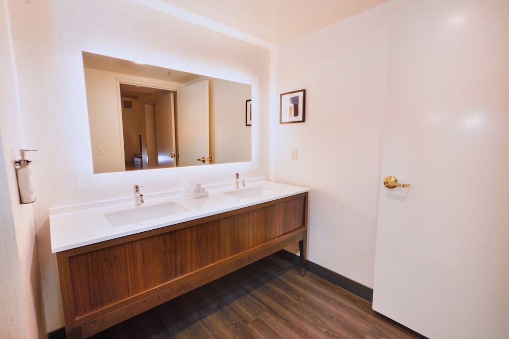 Holiday Inn & Suites Oakland Airport by IHG - photo 35