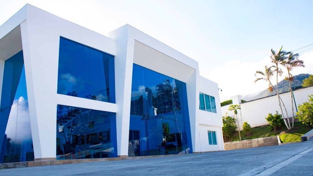 Blue Palace Hotel in Guadalajara De Buga, Colombia