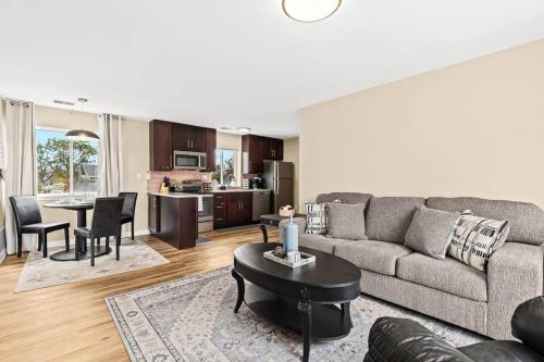 New Modern Upper Flat near Downtown Roseville — 4-Star Luxury Hotel in Roseville, United States
