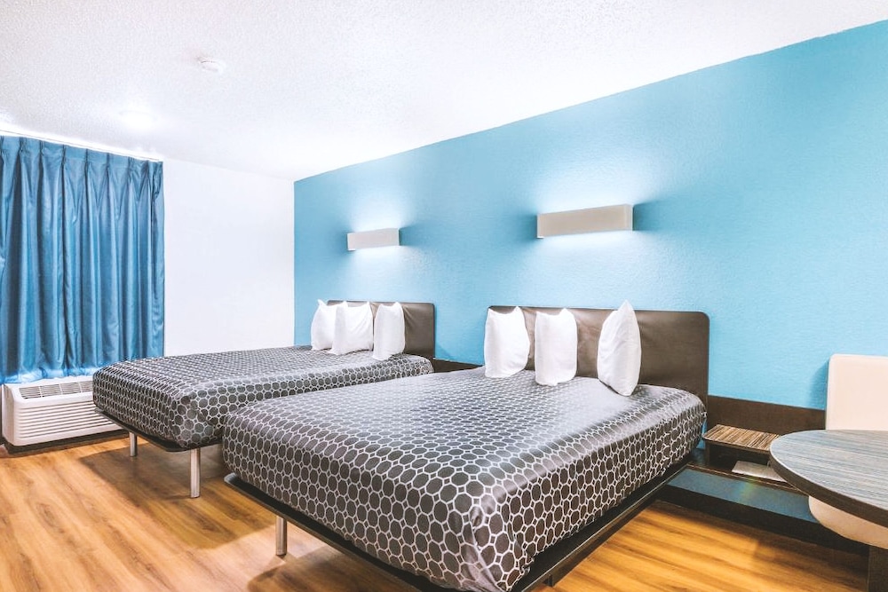 Sky Palace Inn & Suites by Jasper Beeville - photo 5