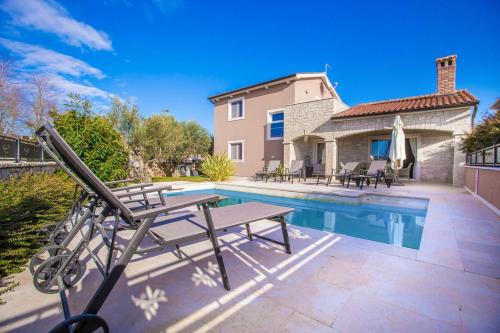Beautiful Villa Dominika with Private Pool — 4-Star Luxury Hotel in Kastelir, Croatia