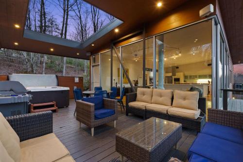 Mtn Views Sleeps 8 Hot Tub Game Room Fireplace in Blue Ridge, United States