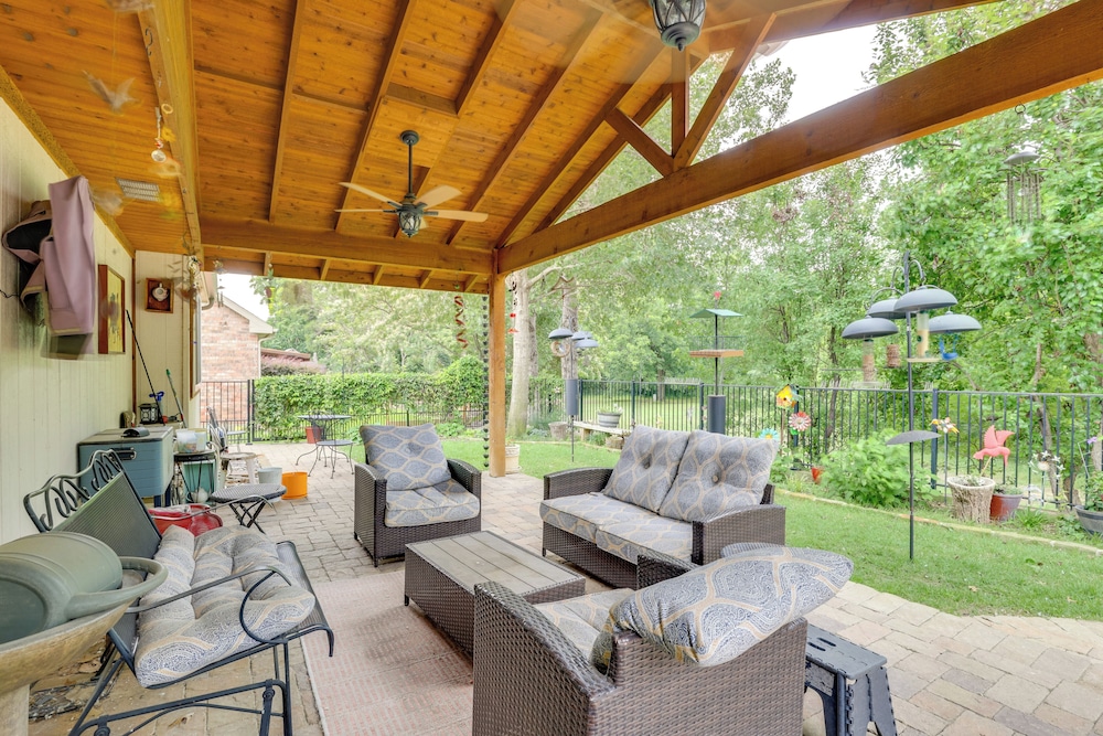 5 Mi to Lewisville Lake: Couple’s Retreat w Yard in Lewisville, United States