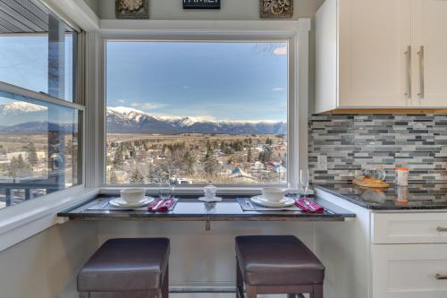 Eureka Getaway with Hot Tub and Mountain Views in Eureka, United States