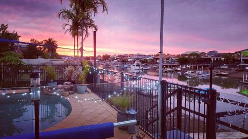 Canal Living 3 Bed Or 1 Bed With Pool — Redcliffe
