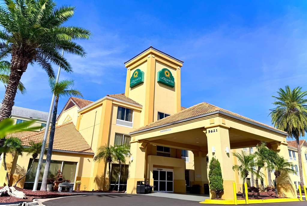 La Quinta Inn & Suites by Wyndham Orlando Universal area - photo 2