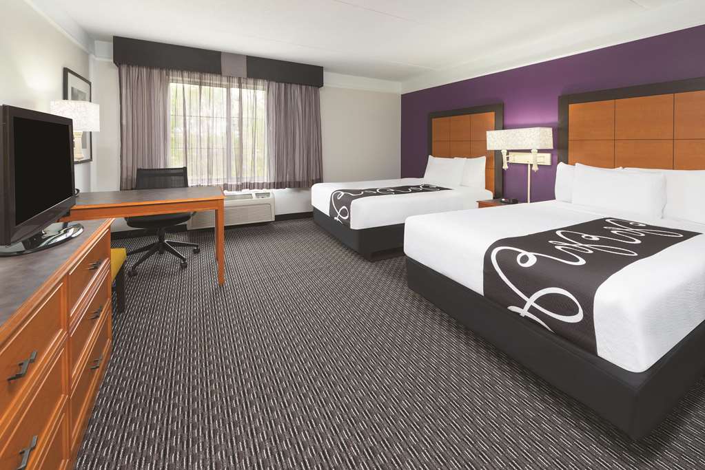 La Quinta Inn & Suites by Wyndham St. Louis Westport - photo 16