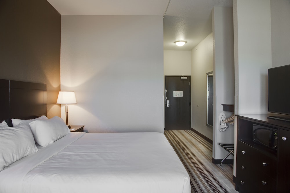 Holiday Inn Express & Suites Nevada by IHG - photo 16