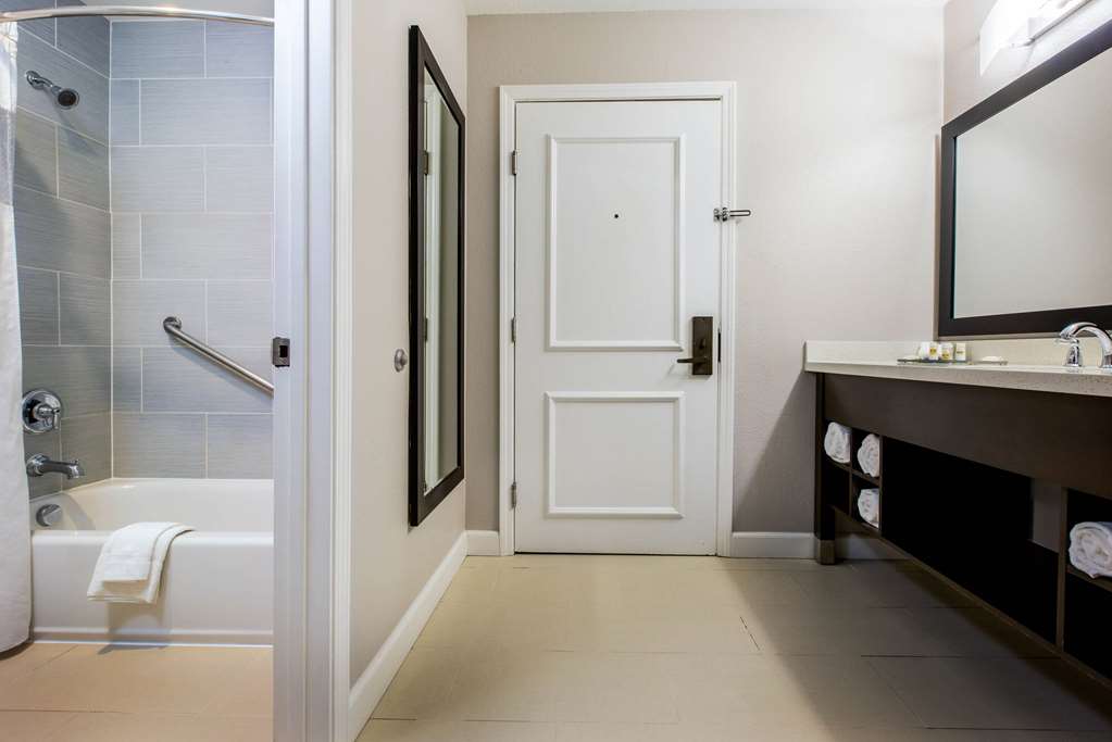La Quinta Inn & Suites by Wyndham Pomona - photo 18
