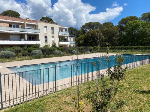 Rez de Jardin T3 Recent Et Calme Au Nouvelles Terres a la Londe Les Maures — hotel in La Londe-Les-Maures