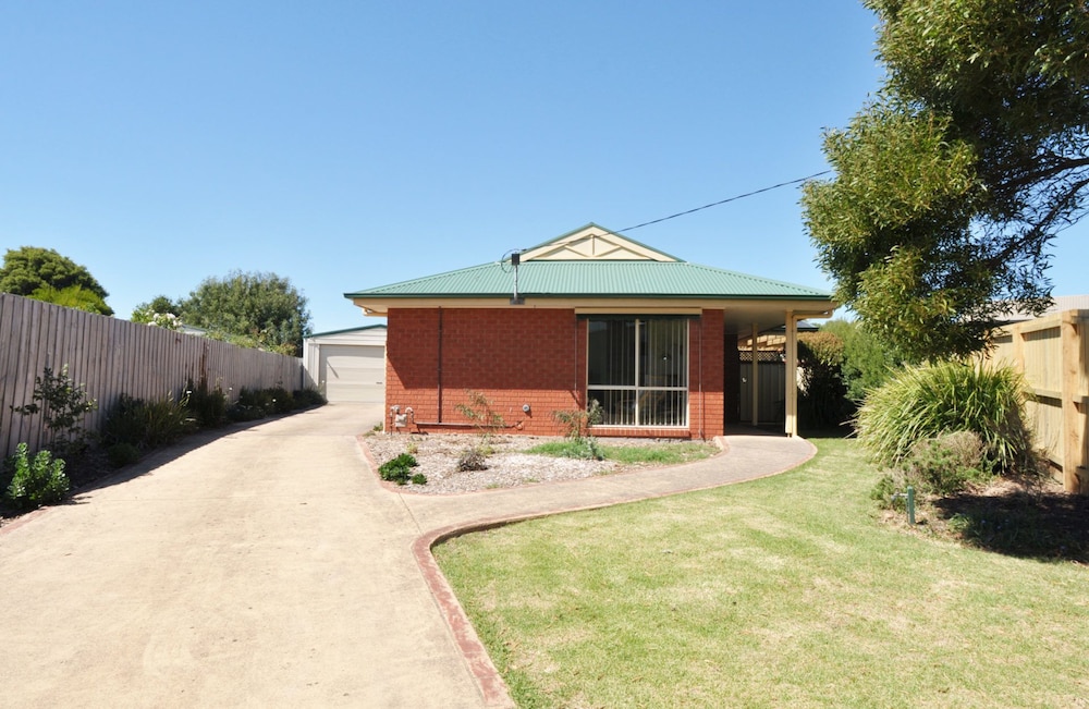 Serrell By The Sea Pet Friendly - carbon neutral hotel in Inverloch