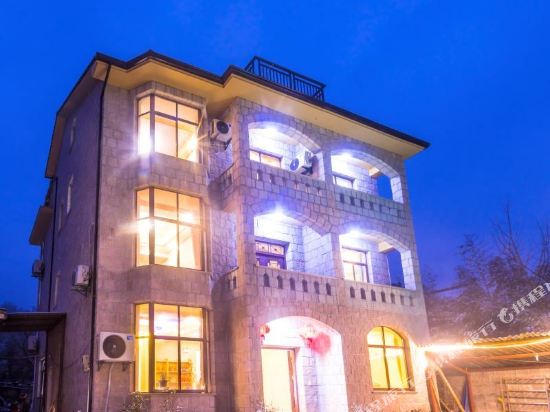 Deqing came across mountain dwelling in Deqing, People's Republic of China