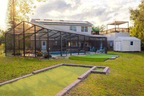 Large Deck Lakefront Yard Games - carbon neutral hotel in Orlando