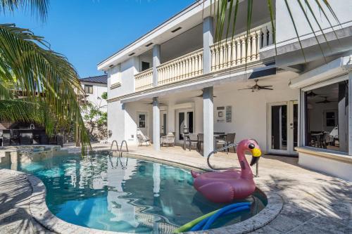Tropical Pool Paradise x 6 BD 4 BA Luxury Living — 4-Star Luxury Hotel in Hialeah, United States