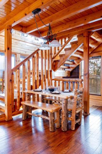 Dog Friendly Cabin Hot Tub 10 Mins to Dollywood 3 Decks with Views Sleeps 10 Near Parkway and Smoky Mountains Cozy Living Space 24H Support — 4-Star Luxury Hotel in Sevierville, United States