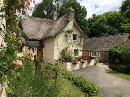 Beautiful chocolate box thatched cottage in heart of Lustleigh 1 min walk to pub tearoom & shop — 4-Star Luxury Hotel in Newton Abbot, United Kingdom