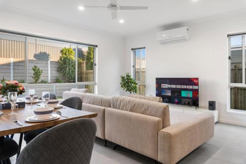 Relax Ready 4br Near Bayside And Shops Workspace — Victoria Point
