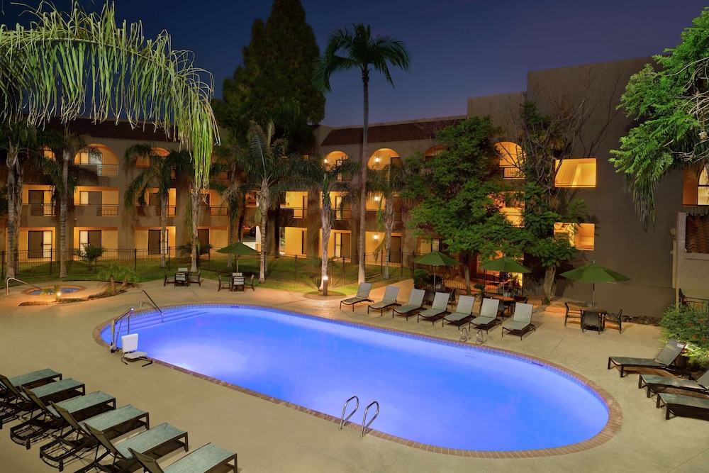 Embassy Suites by Hilton Phoenix Tempe - photo 25