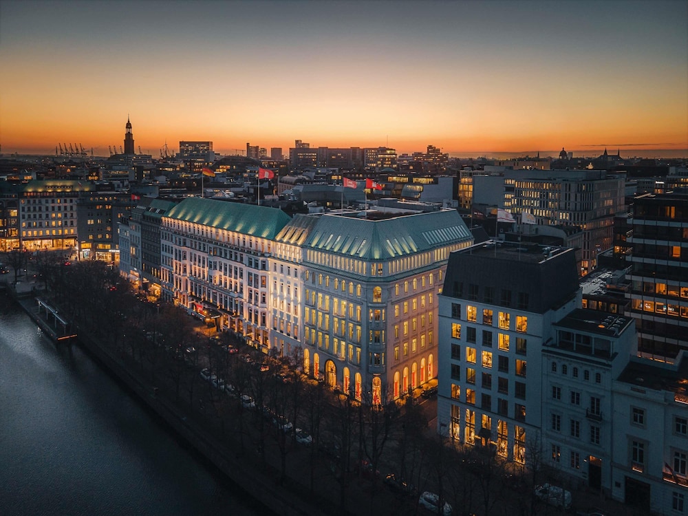 Fairmont Hotel Vier Jahreszeiten in Hamburg, Germany