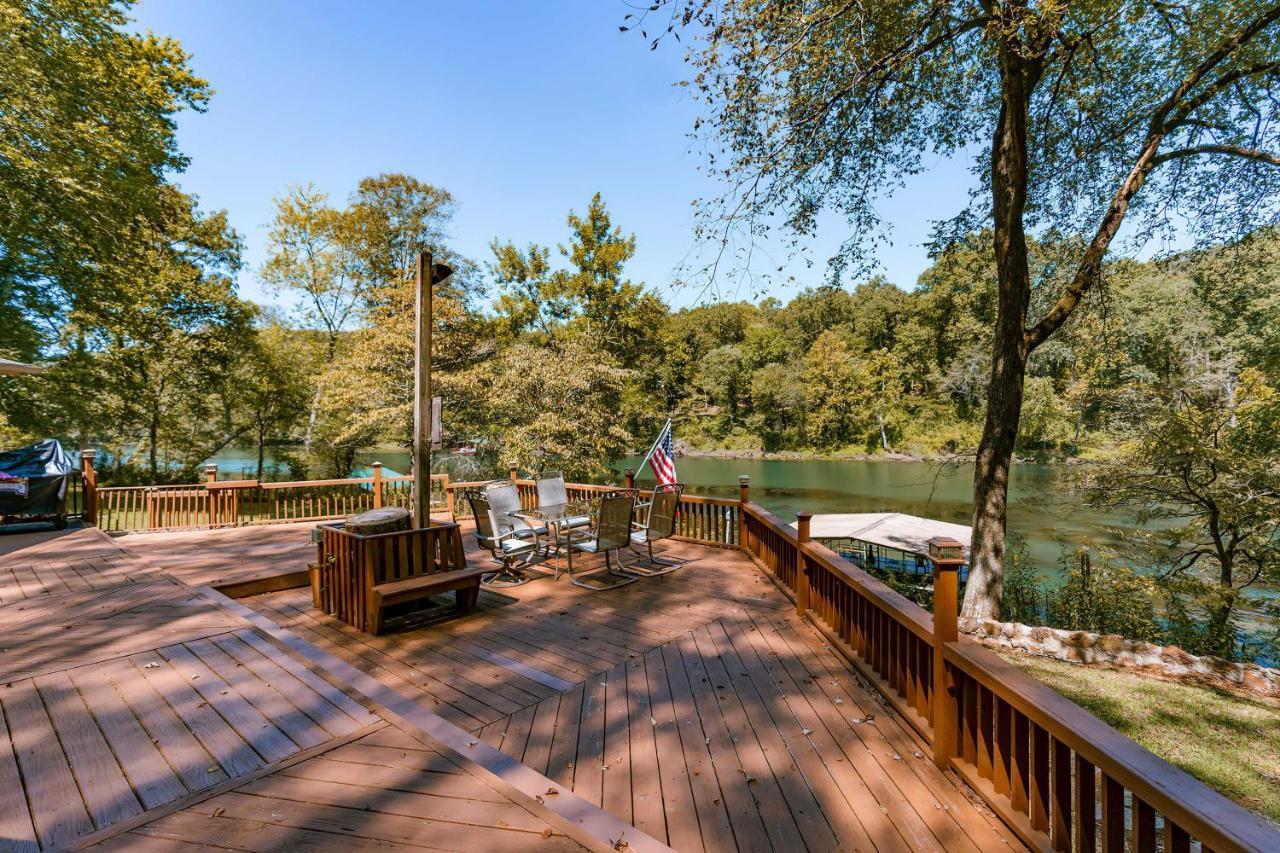 Riverfront Retreat w Fire Pit: Fish & Hike — hotel in Heber Springs