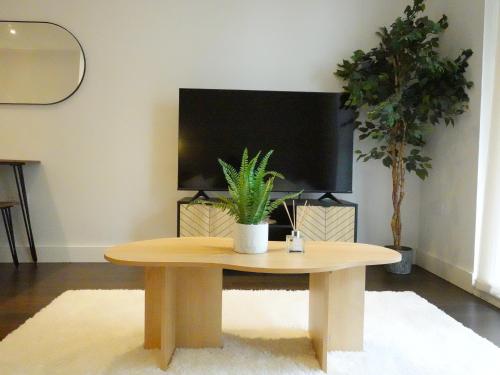 SereneAura Hideaway Balcony 1 Free Parking & Sleeps 4