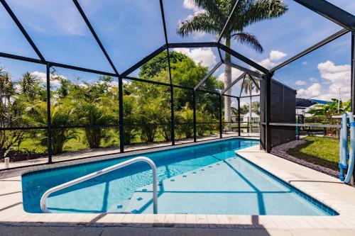 NEW Dock Canal Family Home w Pool & Gulf Access — 4-Star Luxury Hotel in North Fort Myers, United States