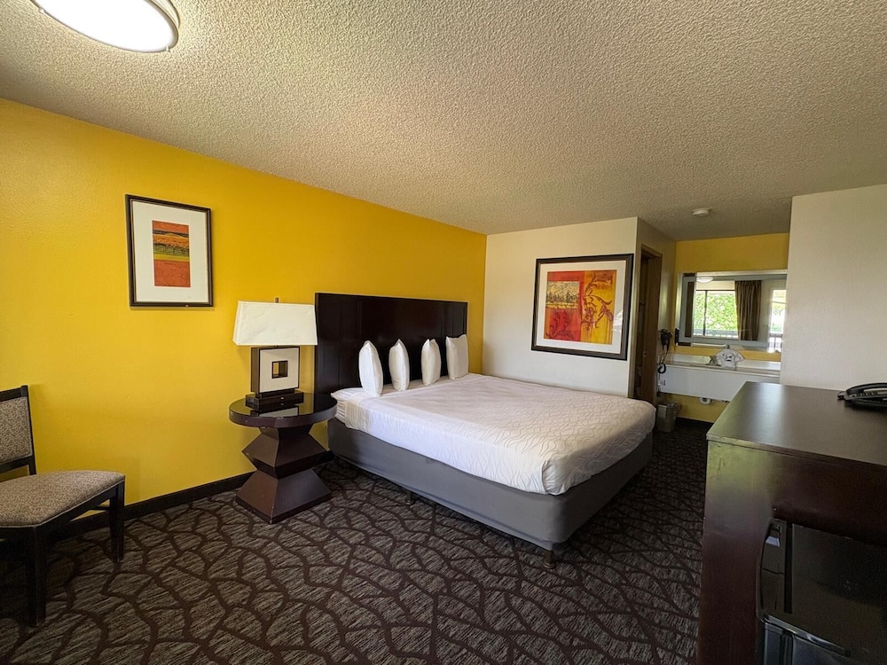 PepperTree Inn - photo 11