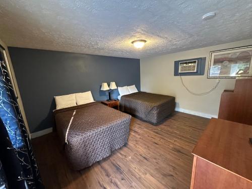Bea's Parkway Inn - photo 18