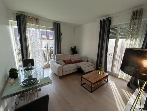 Le Palais Ideal Couple Terrasse Hypercentre in Pau, France