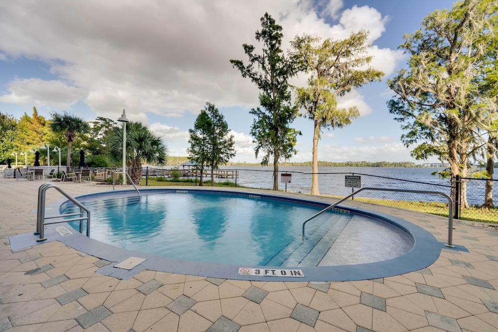 1 Mi to Disney World Lakefront Condo in Orlando — 4-Star Luxury Hotel in Orlando, United States