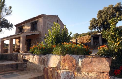 Apartamentos Turisticos La Gitanilla — 4-Star Luxury Hotel in Los Navalucillos, Spain