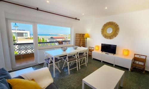 Preciosa casa ubicada en primera lA nea de playa. Ideal para familias: cuenta con 3 dormitorios y 1 baA o — 4-Star Luxury Hotel in Suances, Spain