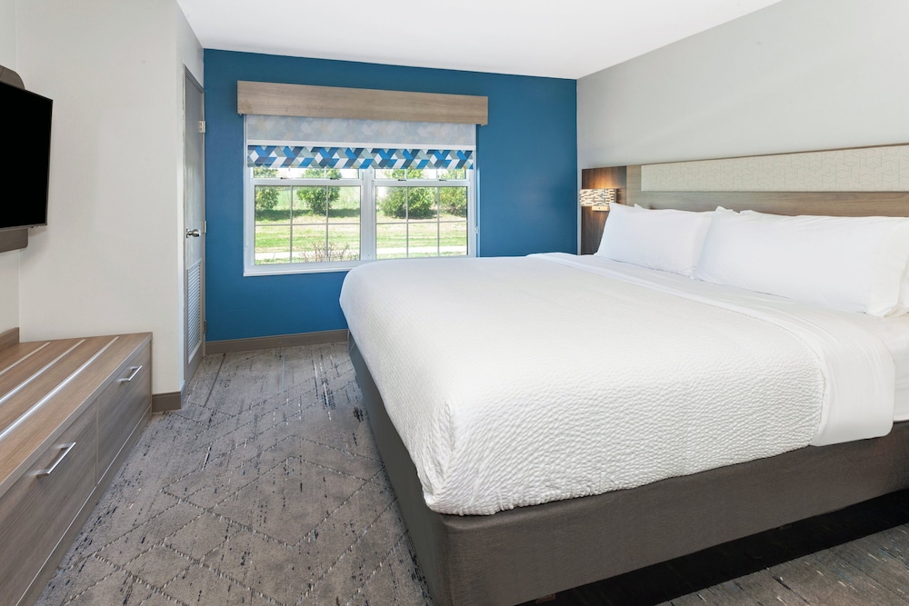 Holiday Inn Express & Suites Port Washington by IHG - photo 18