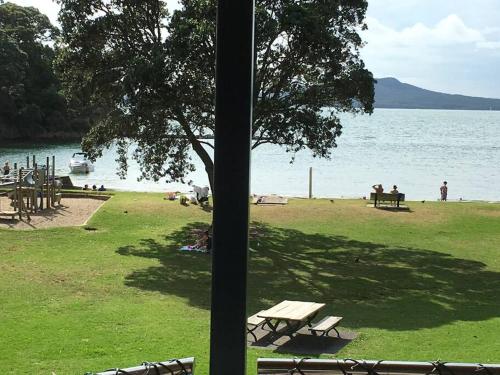 Beachside Bliss Castor Bay Holiday by the Beach — 4-Star Luxury Hotel in Auckland, New Zealand