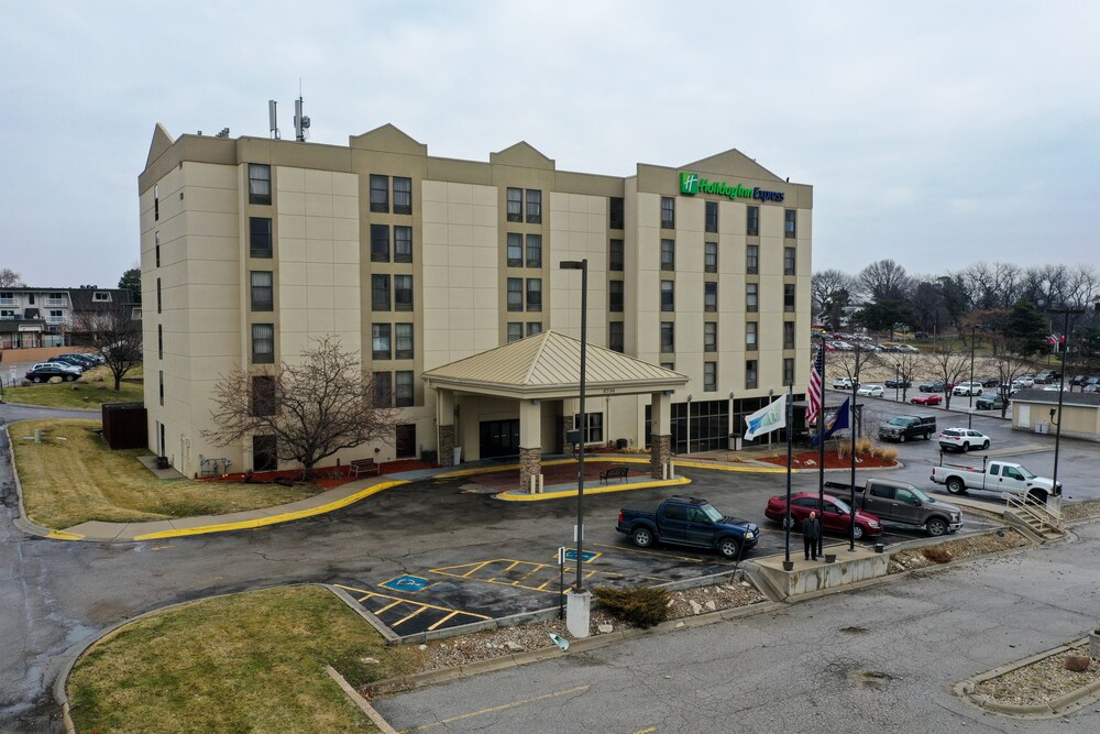 Holiday Inn Express & Suites Central Omaha by IHG - photo 35
