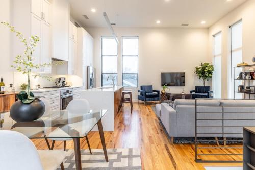 Stylish & Perfectly Located Luxury 2 Bed Townhome in Dallas, United States