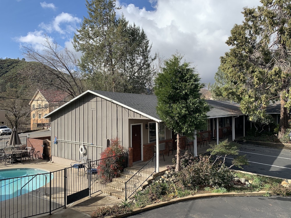 Mariposa Lodge - photo 17