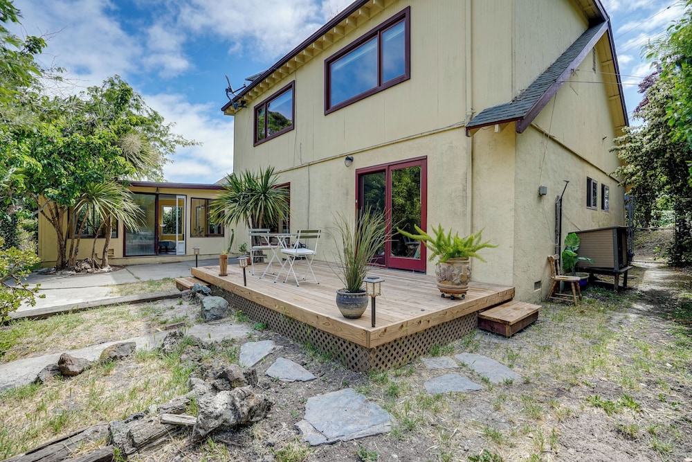 Near Golf Trails & Parks: Lush Pinole Retreat in Pinole, United States