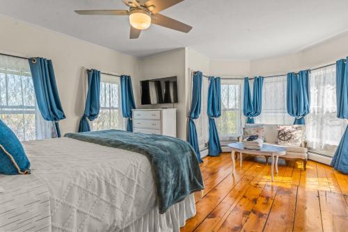 Coastal Victorian Home Walk to Downtown — 4-Star Luxury Hotel in Groton, United States