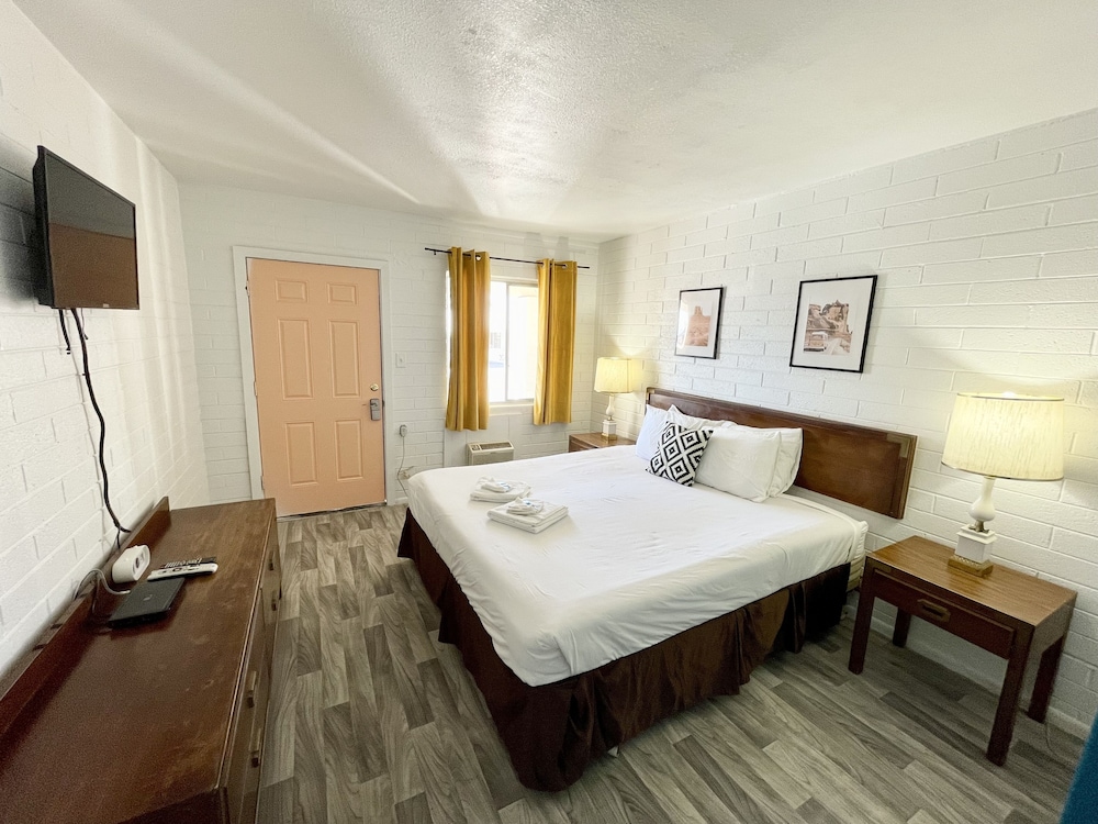 The Postcard Motel - photo 14