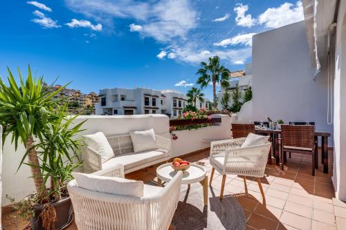Ultimate Rentals Appartement Met Uitzicht Op Het Zwembad — 4-Star Luxury Hotel in Estepona, Spain