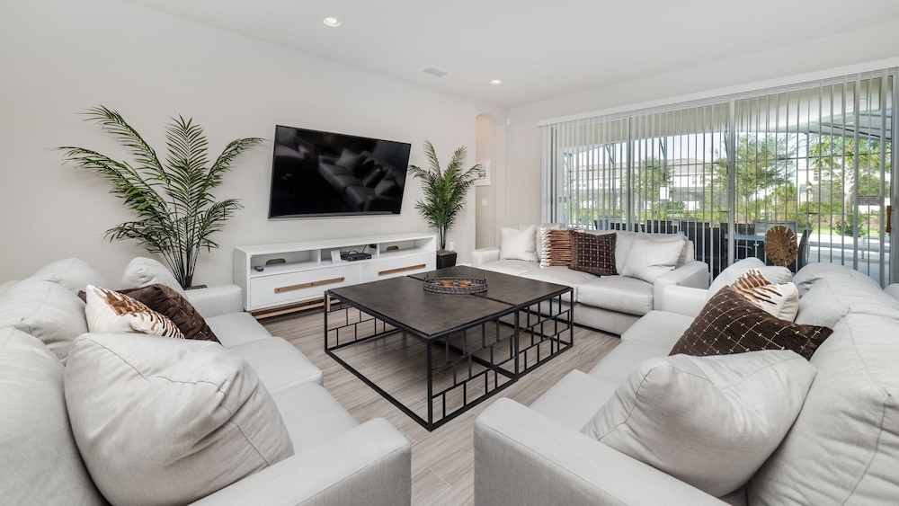 6008 Oak Green in Davenport, United States