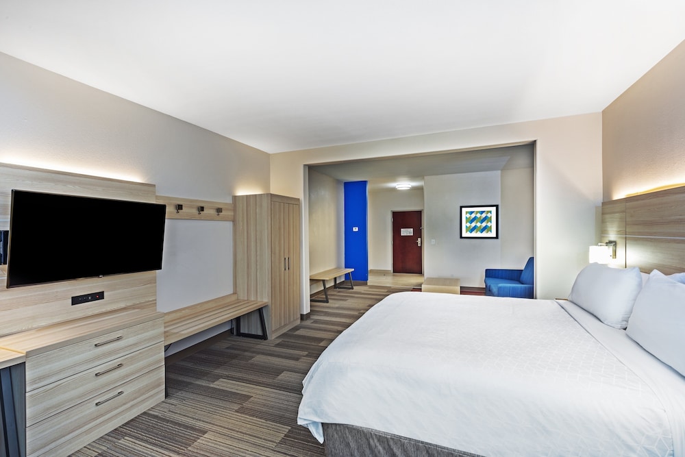 Holiday Inn Express Hotel & Suites Vidor South - photo 11
