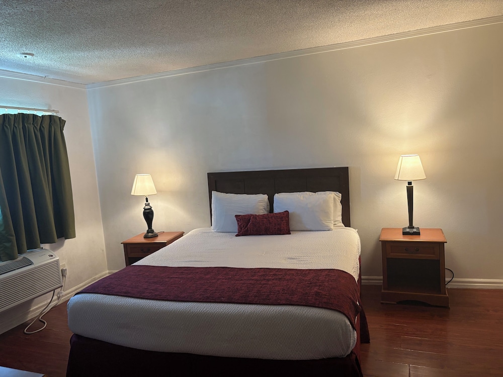 Hometown Inns North Hills - photo 6
