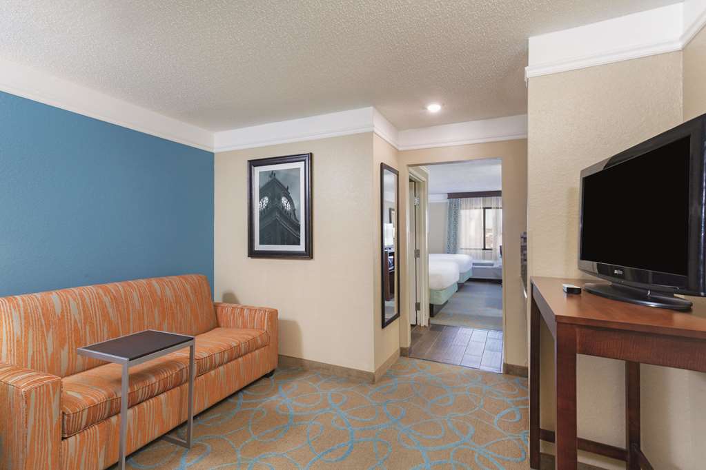 La Quinta Inn & Suites by Wyndham Elizabethtown - photo 9