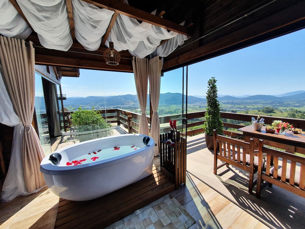 Chalé da Montanha com Ofurô Sto Amaro — 4-Star Luxury Hotel in Santo Amaro Da Imperatriz, Brasil
