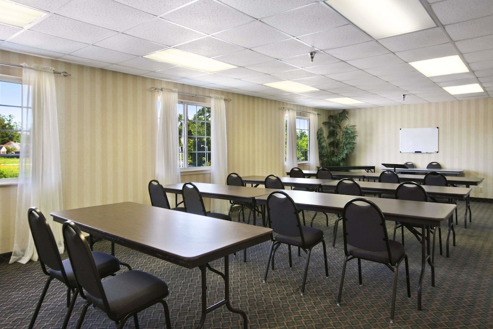 Microtel Inn & Suites by Wyndham Baton Rouge - photo 18