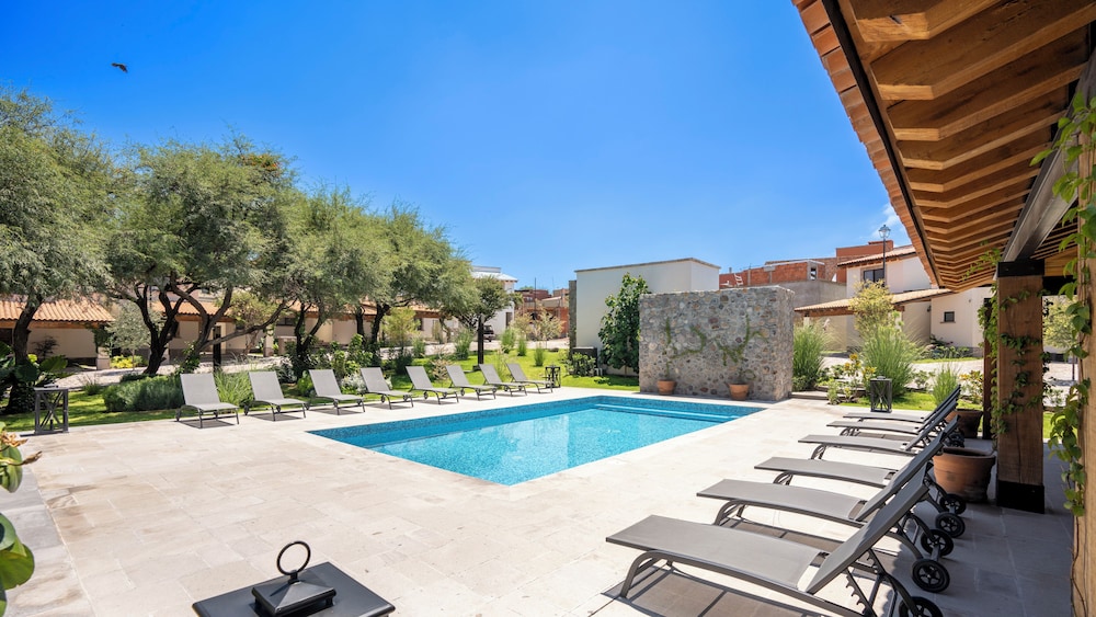 4BR Private Sanctuary with Pools and Gym in San Miguel De Allende, Mexico