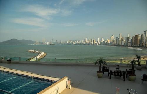 Para casais prédio beira mar em frente à Roda Gigante